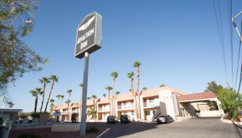 The image shows a motel named 